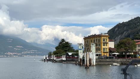 Varenna-Stadt-Am-Comer-See,-Italien,-Mit-Malerischer-Aussicht-Und-Fähranleger,-Bewölkter-Tag