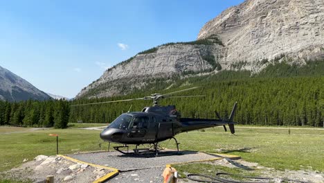 Hubschrauber-Auf-Dem-Landeplatz-Mit-Atemberaubenden-Rocky-Mountains-Im-Jasper-Nationalpark