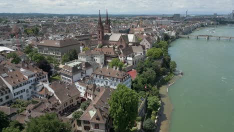 4K-Drohnenvideo-Einer-Gotischen-Kirche-In-Der-Nähe-Der-Wettsteinbrücke-Am-Rhein-In-Basel,-Schweiz