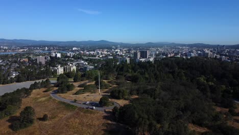 Skyline-Von-Victoria-Mit-Beacon-Hill-Park-Und-üppigem-Grün-Auf-Vancouver-Island