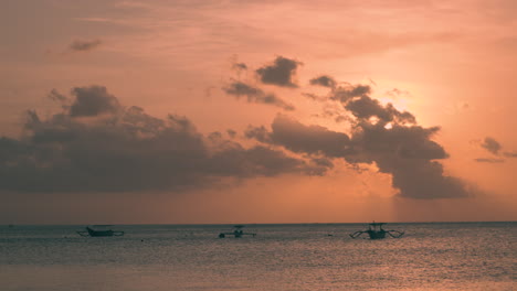 Baum-Ausleger-Altes-Boot-In-Der-Silhouette-Bei-Wunderschönem-Sonnenuntergang-In-Bali