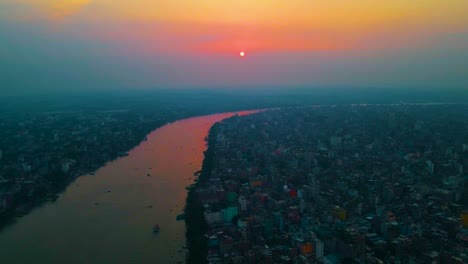 Vista-Aérea-Del-Río-Buriganga-Al-Atardecer-Sobre-La-Ciudad-De-Dhaka,-Bangladesh