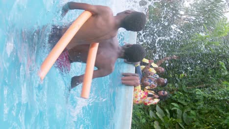 Gente-Africana-Divirtiéndose-En-Una-Fiesta-En-La-Piscina---Toma-Vertical