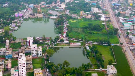 Vista-Aérea-De-Estanques-Y-Urbanización-En-Barisal,-Bangladesh.