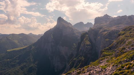 Blick-Auf-Die-Berge-Pena-Remona-Vom-Aussichtspunkt-Fuente-De-Im-Nationalpark-Picos-De-Europa,-Kantabrien,-Spanien