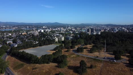 Vista-Aérea-De-La-Ciudad-De-Victoria-Y-El-Parque-Beacon-Hill-En-La-Isla-De-Vancouver-(fotografía-Con-Dron)