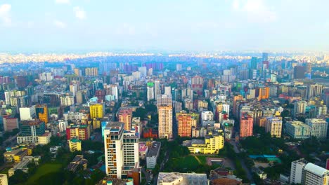 Vista-Aérea-De-Los-Edificios-De-La-Ciudad-De-Dhaka,-Bangladesh-(fotografía-Tomada-Con-Un-Dron)