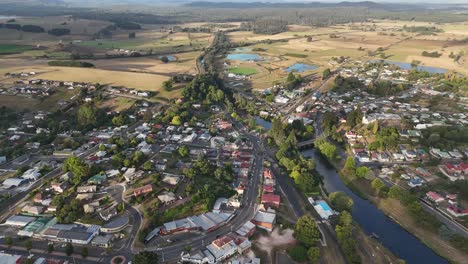 Tasmanische-Stadt-Deloraine-Mit-Fluss-Und-Grünen-Bäumen-Während-Sommertag