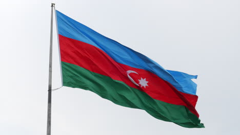 Bandera-De-Azerbaiyán-Ondeando-Al-Viento,-Primer-Plano