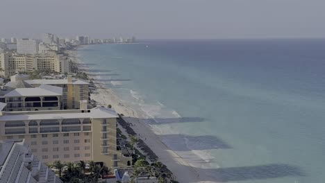 Aerial-wide-shot-of-turquoise-coastline-of-Cancun,-Mexico-in-summer