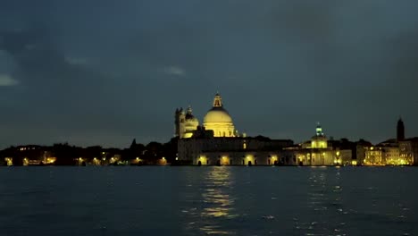 Die-Kirche-Le-Zitelle-Wird-Nachts-Von-Hellen-Lichtern-Erleuchtet-Und-Ziert-Die-Skyline-Der-Stadt-Venedig-In-Italien