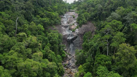 Cinematic-drone-footage-of-Telaga-Tujuh-Waterfall-in-Malaysia,-surrounded-by-lush-green-trees