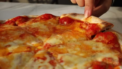 Una-Mujer-Toma-Un-Trozo-De-Pizza-Italiana,-Primer-Plano,-Plano-Insertado