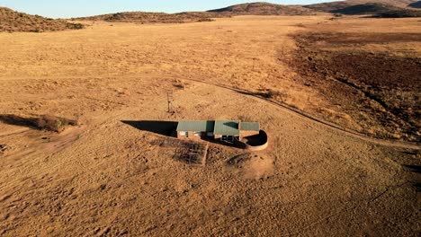 Antigua-Casa-De-Campo-En-Un-Lugar-Remoto,-Tomada-Con-Un-Dron