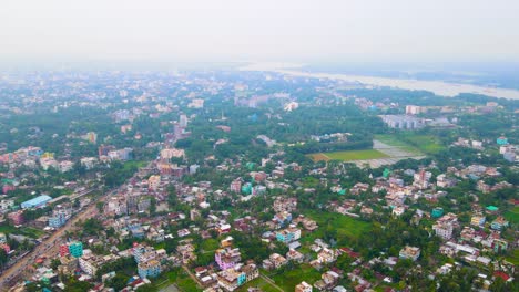 Ciudad-De-Barishal-En-Bangladesh,-Vista-Aérea-Cerca-Del-Río-Kirtankhola,-Niebla-De-Aire-Contaminada