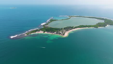 Panorama-De-La-Isla-De-Cayo-Sal-En-El-Parque-Nacional-Morrocoy,-Venezuela