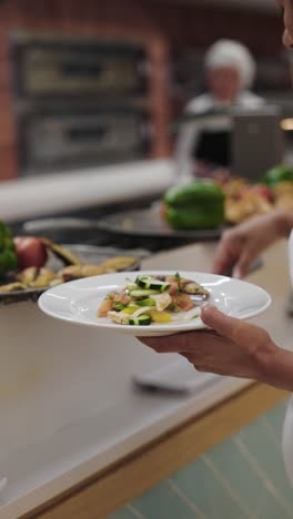 Mujer-Sosteniendo-Un-Delicioso-Plato-Vegetariano-Cerca-De-Un-Restaurante-Estilo-Buffet,-Mallorca