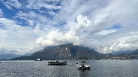 Agua-Superficial-Del-Lago-Como,-Cada-Onda-Susurra-El-Suave-Toque-De-La-Brisa