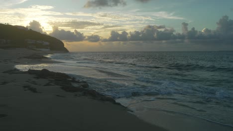 Bewegungsvideo-Von-Cumulus-Wolken-Am-Himmel-Bei-Sonnenuntergang-Am-Strand-Baie-Rouge-Von-Saint-Martin