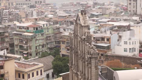 Dicht-Besiedelte-Stadt-Macau-Mit-Historischen-Wahrzeichen-Mauern-Der-St.-Paul-Kirche-Im-Blick-Unter-Dunstigen-Himmel-Aufgrund-Der-Luftverschmutzung