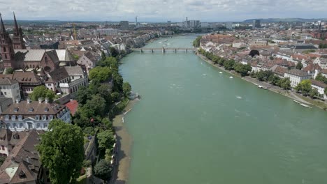 Vídeo-En-4K-Con-Drones-De-Los-Puentes-Wettsteinbrücke-Y-Mittelbrücke-Sobre-El-Río-Rin-En-El-Centro-De-Basilea,-Suiza