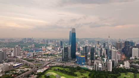 Weiter-Blick-Aus-Der-Luft-Auf-Die-Skyline-Von-Kuala-Lumpur-Mit-Ihren-Berühmten-Wolkenkratzern