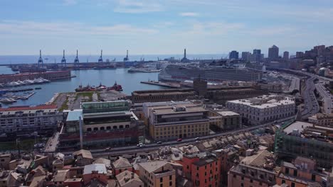 Vista-Panorámica-De-180-Grados-Con-Dron-Sobre-La-Ciudad-Y-El-Puerto-De-Génova,-Italia