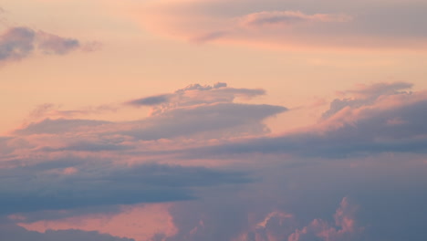 Zeitraffer-Der-Wolken,-Beleuchtet-Von-Der-Untergehenden-Sonne