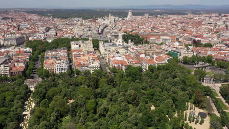 Hermosa-Fotografía-General-Tomada-Desde-El-Parque-Del-Retiro-En-Madrid-De-Todo-El-Barrio-De-Goya-Con-árboles-A-La-Luz-Del-Día-De-Verano.