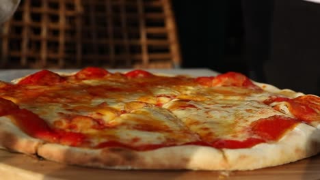 Ein-Chef-Schneidet-Eine-Italienische-Pizza,-Nahaufnahme,-Eingefügte-Aufnahme