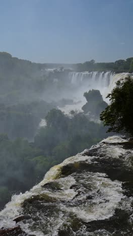 Wasserfalllandschaft-Der-Iguazú-Wasserfälle-In-Argentinien,-Vertikales-Video-Für-Social-Media-Instagram-Reels-Und-Tiktok-Von-Großen,-Wunderschönen,-Mächtigen-Wasserfällen-Bei-Den-Iguazú-Wasserfällen-In-Einer-Dramatischen-Tropischen-Landschaft