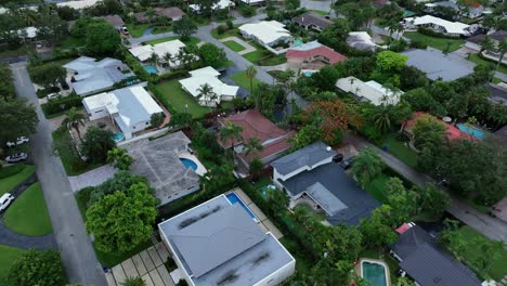 Moderne-Häuser-Und-Villen-Mit-Swimmingpool-Und-Palmen-An-Regnerischen-Tagen