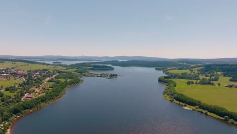 4K-Luftaufnahmen-Von-Einem-Drohnenflug-Des-Lipno-Sees-In-Tschechien,-Weitwinkelaufnahme,-Europa