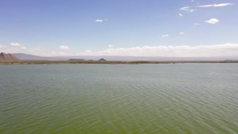 Toma-Aérea-De-Un-Lago-Verde-En-Kenia-Durante-Una-Experiencia-De-Safari