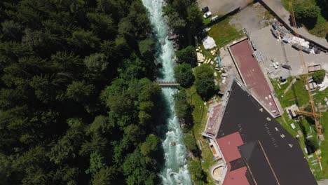 El-Río-Dora-Baltea-Cerca-De-Pre-Saint-Didier-En-Los-Alpes-Italianos-Por-Monte-Bianco,-Vista-Aérea