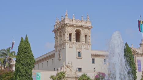 La-Casa-De-Balboa-Es-Un-Ejemplo-Impresionante-De-La-Arquitectura-Colonial-Española-En-El-Parque-Balboa,-Su-Elegante-Diseño-Se-Complementa-Con-La-Vibrante-Fuente-En-Primer-Plano.