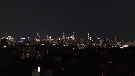 Vista-Aérea-Del-Horizonte-De-La-Ciudad-De-Nueva-York-Por-La-Noche