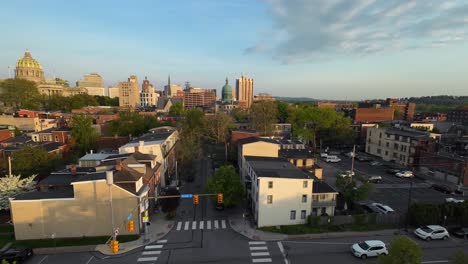 Goldene-Stunde-In-Der-Amerikanischen-Stadt-Mit-Pennsylvania-State-Capitol-In-Der-Innenstadt-Von-Harrisburg