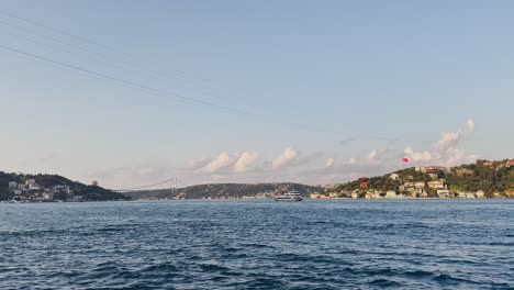 Bósforo,-Puente,-Barcos,-Mezquitas,-Edificios,-Gente-Y-Vida-En-Estambul,-Turquía