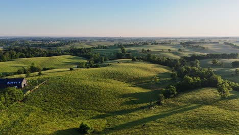 Drohnenaufnahme-Eines-Sonnenaufgangs-über-Den-Feldern-Von-Kentucky