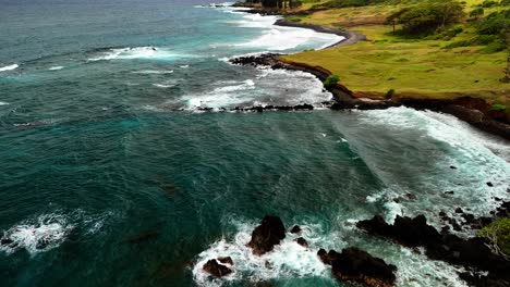 Explorando-La-Playa-De-Hamoa-Con-Un-Dron:-Vistas-Aéreas-Panorámicas