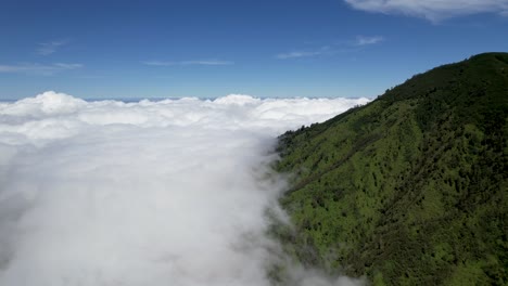 Luftaufnahme-Des-Wunderschönen-Himmels-In-Der-Nebligen-Bergnatur-In-Der-Ferne,-Bedeckt-Mit-Wolken