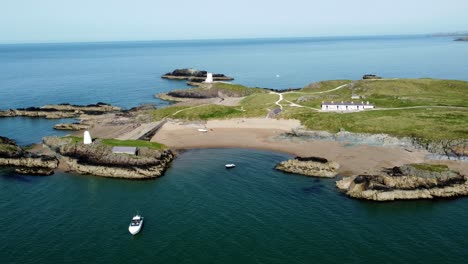 Luftaufnahme-Der-Touristenyachten,-Die-Am-Atemberaubenden,-Friedlichen-Strand-Der-Walisischen-Insel-Ynys-Llanddwyn-Vor-Anker-Liegen