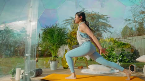 Mujer-Asiática-Joven-Haciendo-Posturas-De-Yoga