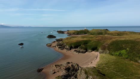 Luftaufnahme-Des-Abstiegs-Zur-Atemberaubenden,-Friedlichen-Walisischen-Insel-Ynys-Llanddwyn-Strandküste