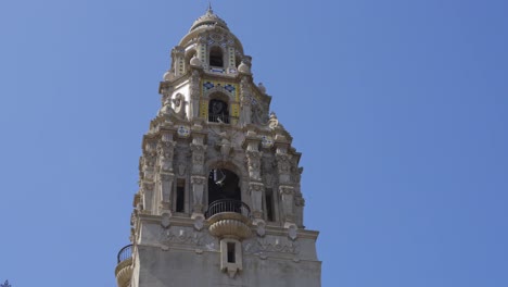 La-Torre-California-Se-Eleva-Elegantemente-Contra-Un-Cielo-Azul-Claro-En-El-Parque-Balboa,-Simbolizando-La-Grandeza-Histórica-Y-Arquitectónica-Del-Monumento-Cultural-Más-Emblemático-De-San-Diego.