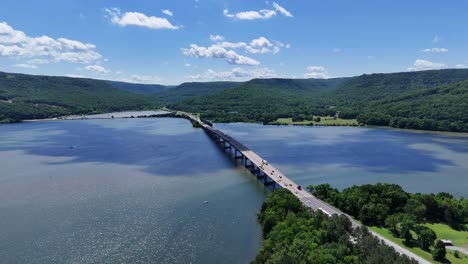 Statische-Drohnenaufnahme-Der-Interstate-24-über-Dem-Nickajack-Lake-Beim-Tennessee-Welcome-Center