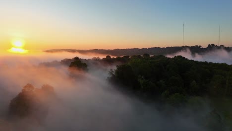 Die-Sonne-Geht-über-Dem-Nebel-Auf,-Als-Die-Drohne-Abhebt