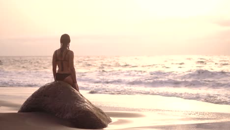 Junge-Frau-Im-Bikini-Entspannt-Sich-Am-Strand,-Malerische-Küste-Am-Sommer