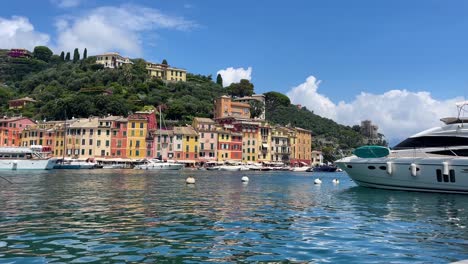 Establecimiento-De-Un-Lujoso-Yate-Amarrado-En-La-Bahía-De-Portofino,-Famoso-Destino-Turístico-De-Italia